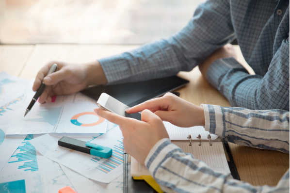 Commerciaux entrain de réfléchir à la stratégie de prix à adopter