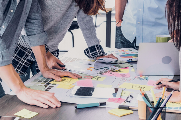 Réunion marketing pour définir la stratégie SaaS