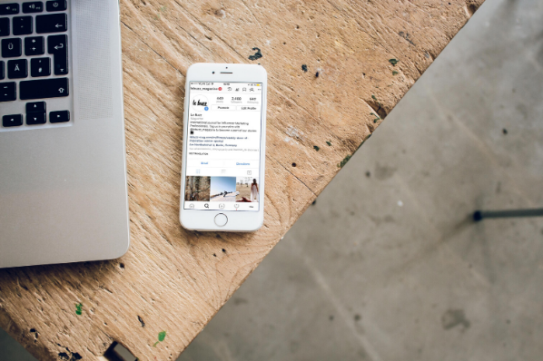 Téléphone avec l'application Instagram ouverte 