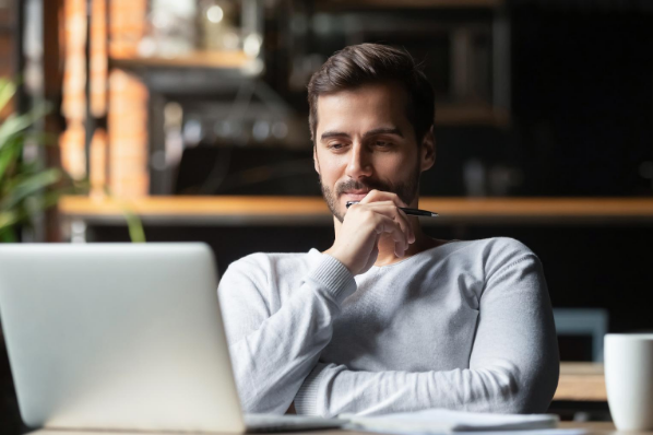 entrepreuneur réflechissant au nom de son entreprise