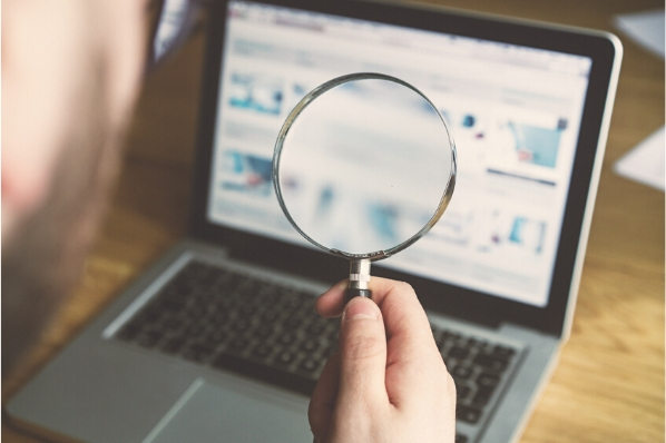 Ordinateur ouvert sur des metrics Google