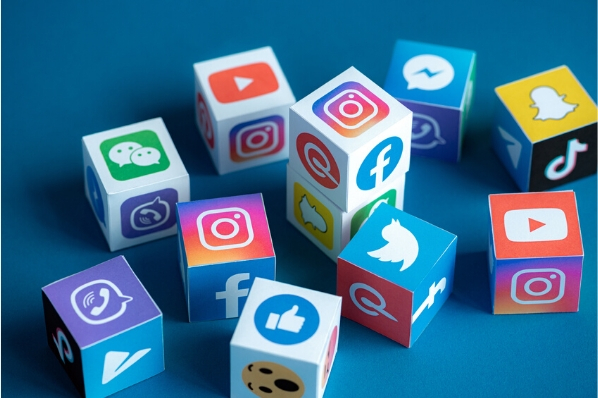 réseaux sociaux représentés par des cubes avec le logo des différents réseaux sociaux