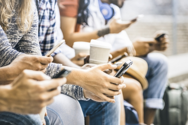 groupe de différentes personnes sur les réseaux sociaux avec leur portable