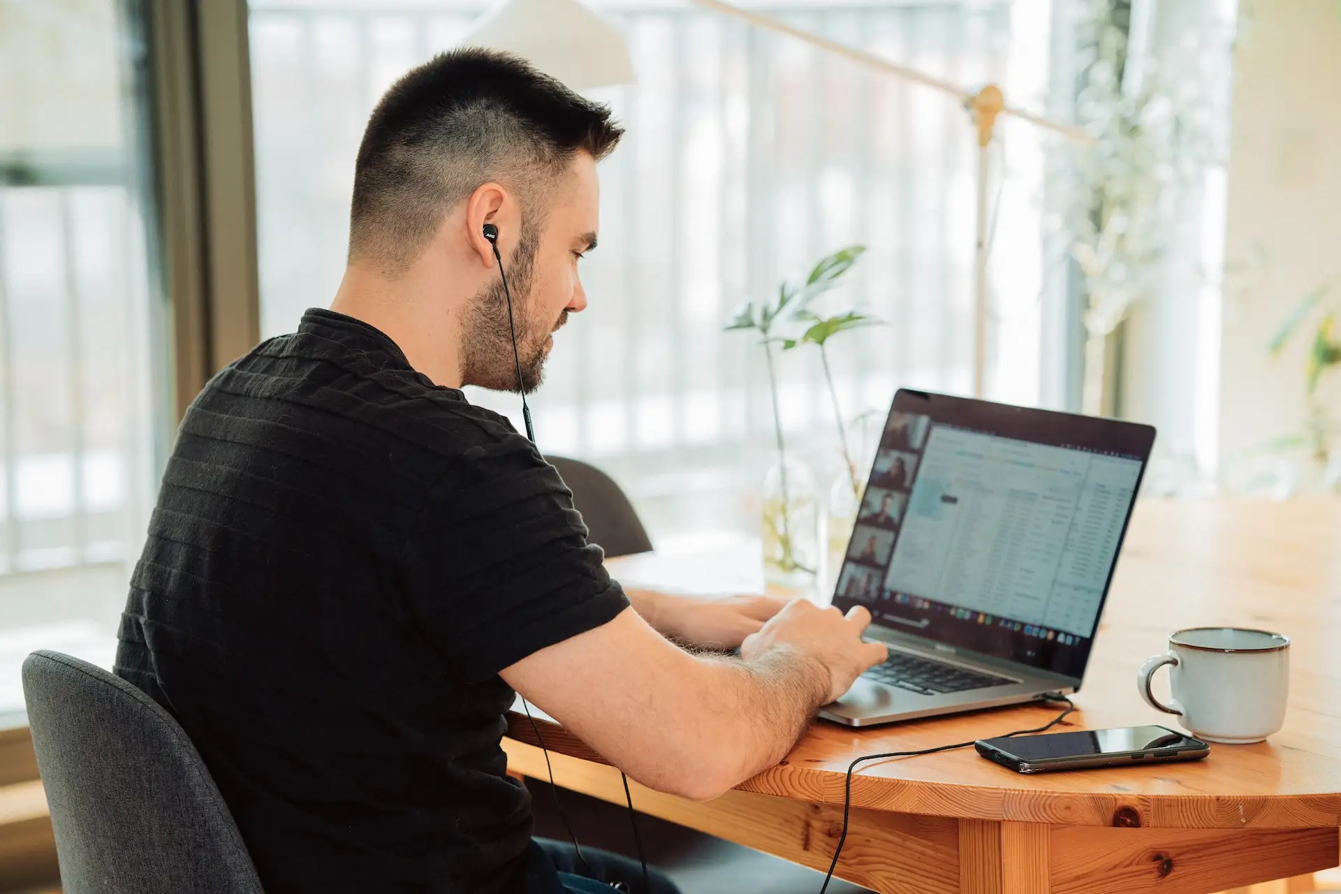 Call whispering : fonctionnalités, avantages et intérêt pour votre service client