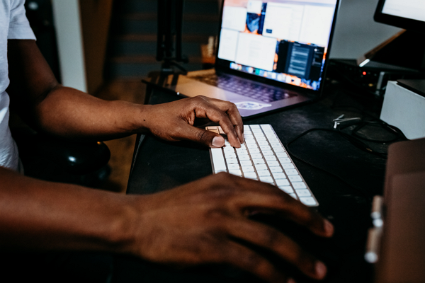 Collaborateur consultant le score Core Web Vitals du site de l'entreprise