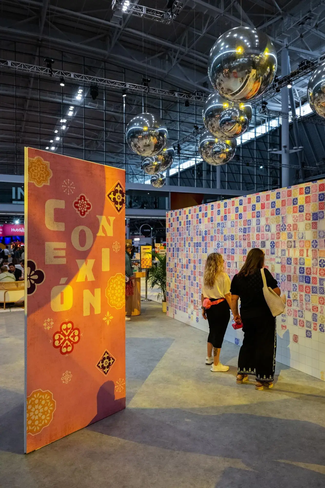 Two attendees at INBOUND 2024 look at a ǲԱ澱 display