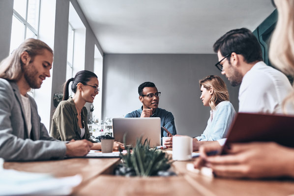 Group of marketers and developers discussing how to remove sidebars in wordpress