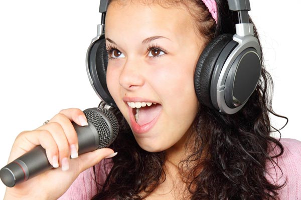 Dinámica navideña para empresas: karaoke