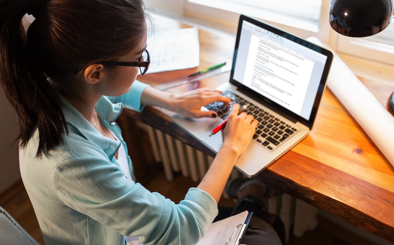 marketer building a survey through the best online quiz makers