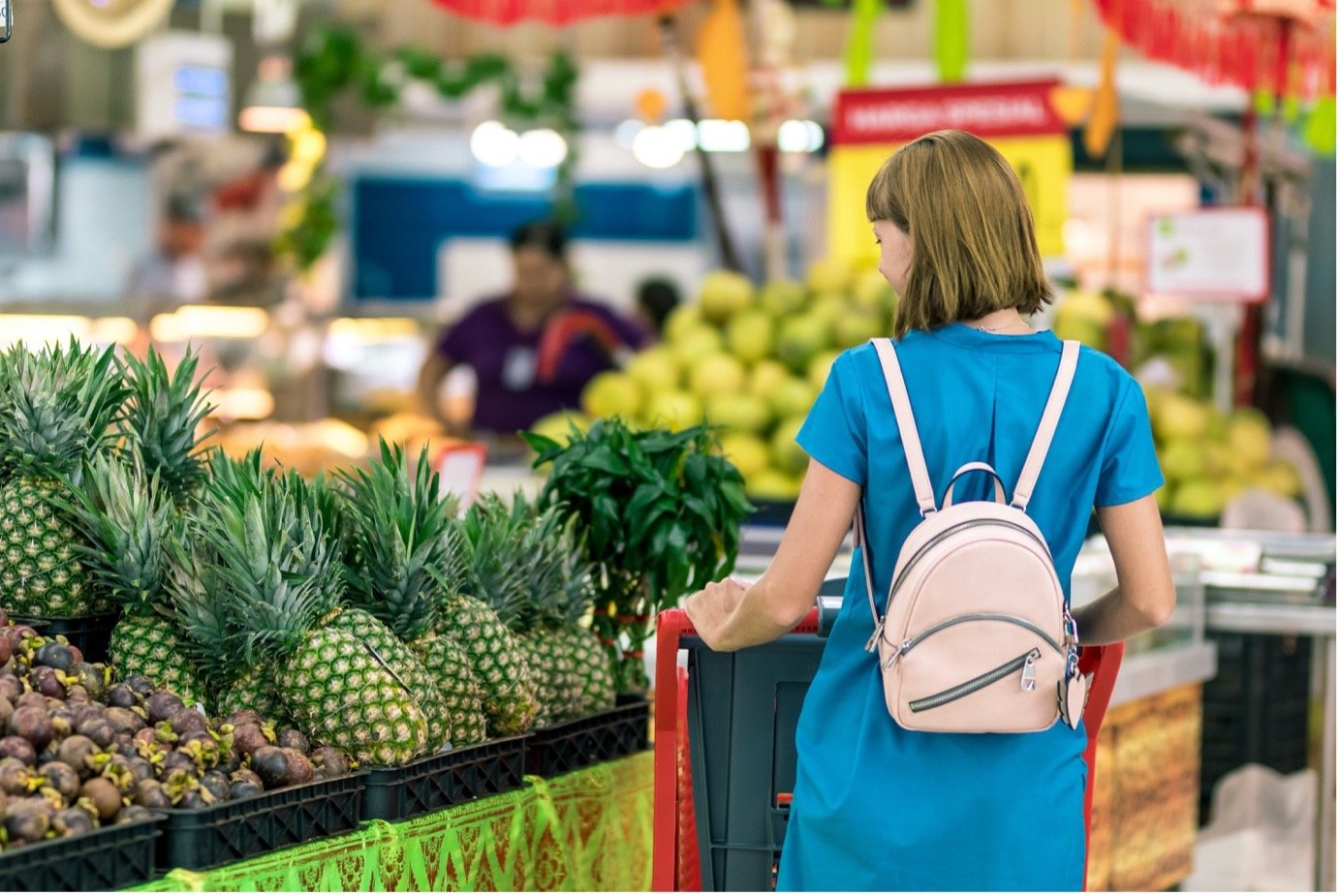 Cliente séduite par le merchandising du magasin