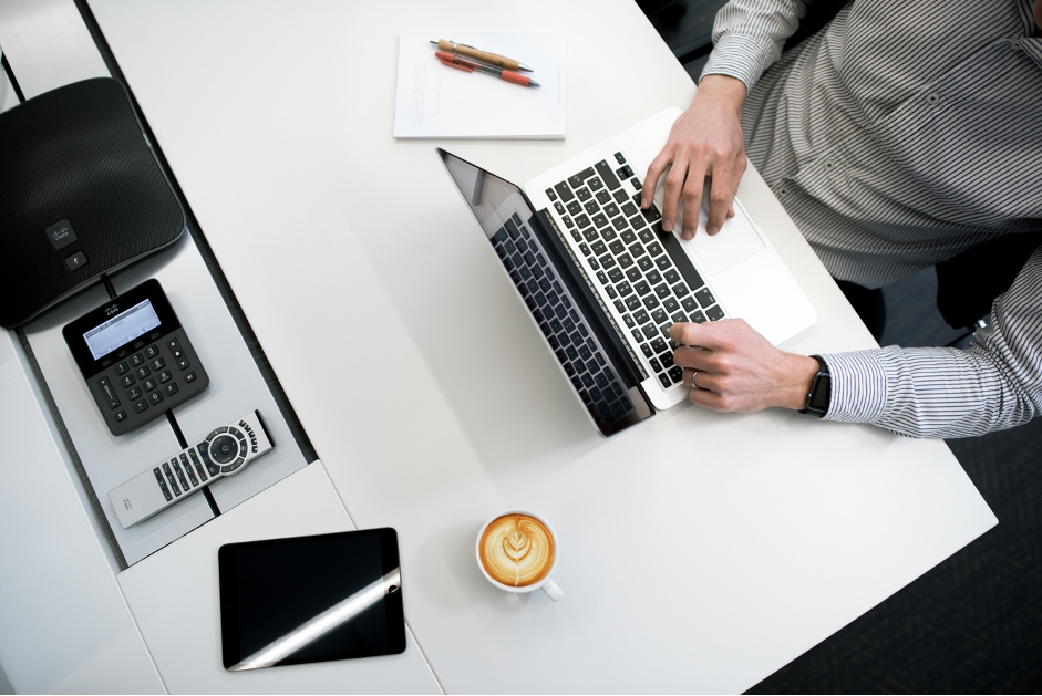 Collaborateur mettant en place une campagne de drip marketing