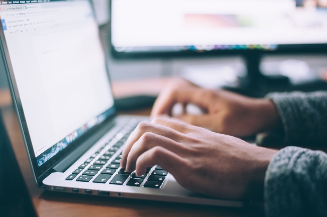 Collaborateur rédigeant une fiche mémo