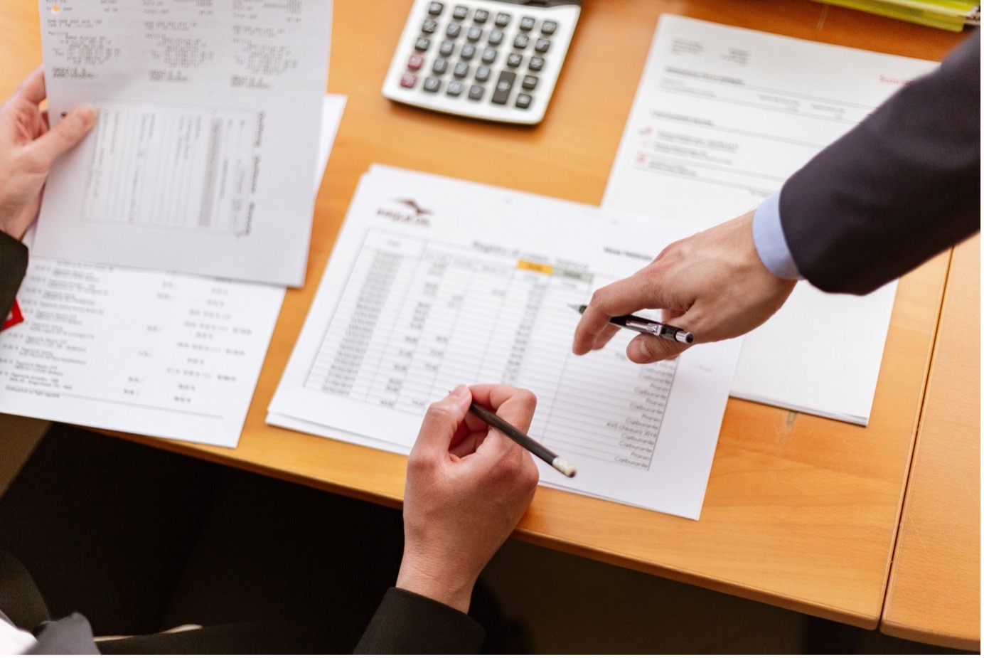 Collaborateurs en train de calculer le coût d'acquisition client