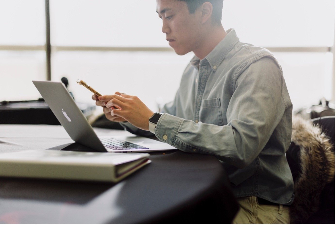 Collaborateur traitant une réclamation client