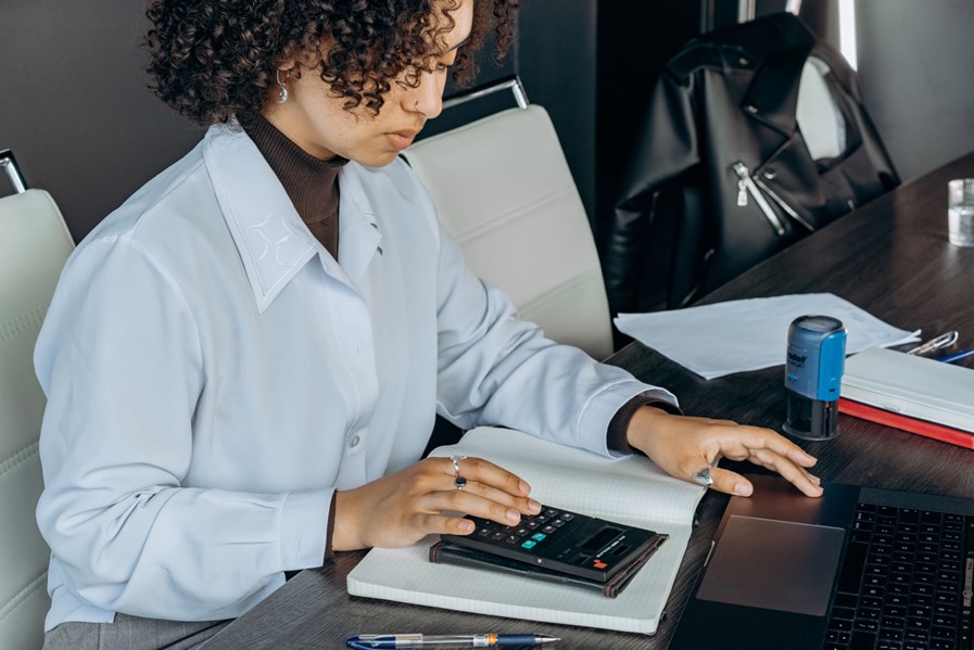 Collaboratrice calculant la dépréciation