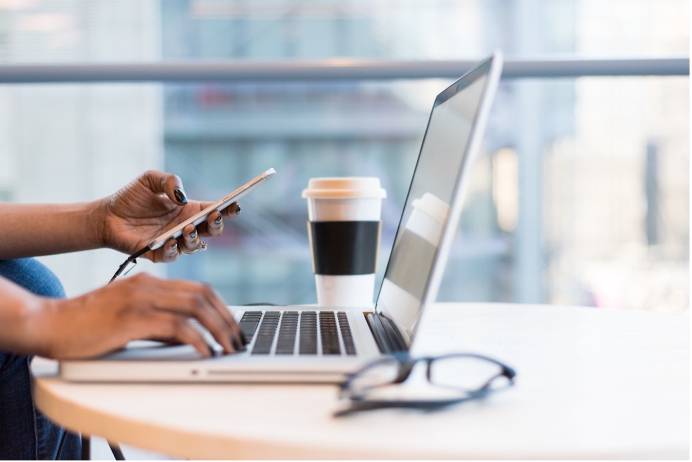 Collaboratrice qui calcule le taux de transformation