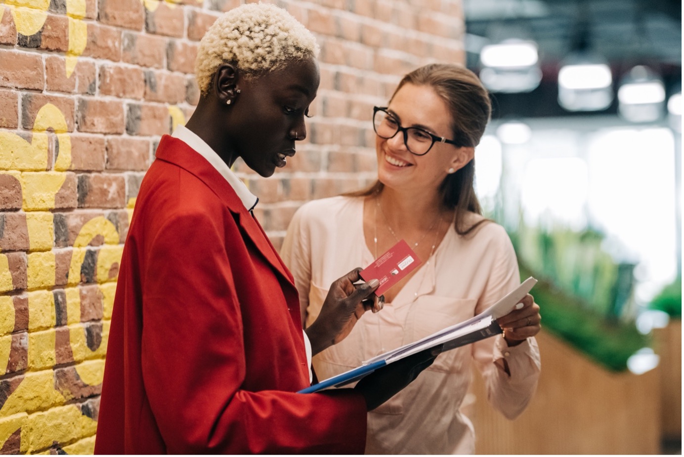 Commerciale utilisant l'approche soft sell pour convaincre un prospect