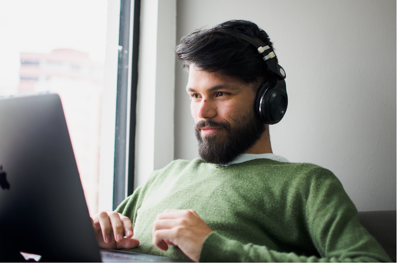 Commercial utilisant un outil de Sales Intelligence