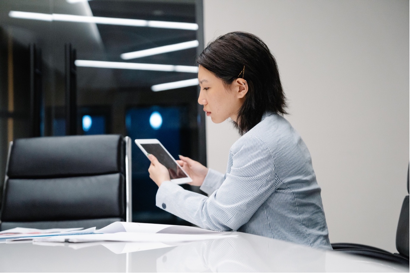 Femme entrepreneur préparant un projet