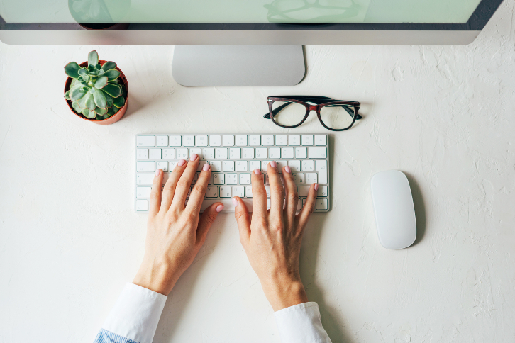 mãos em frente a um notebook digitando - como criar uma estratégia de marketing de conteúdo 