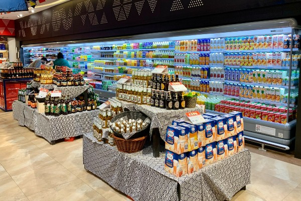 plv et mise en rayon de produits dans un supermarché