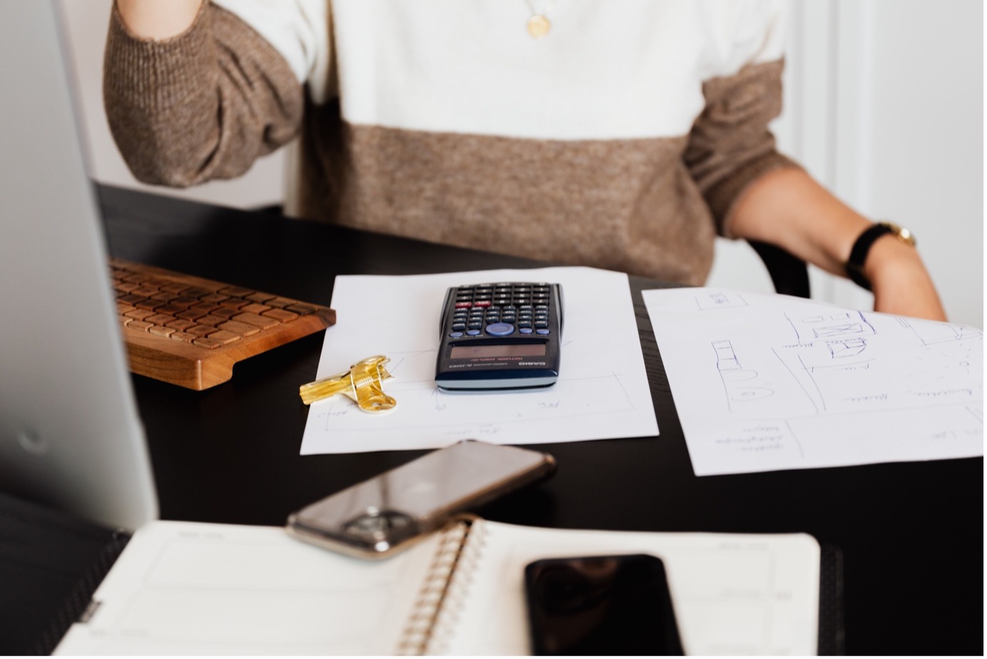 Personne calculant une remise commerciale pour un client