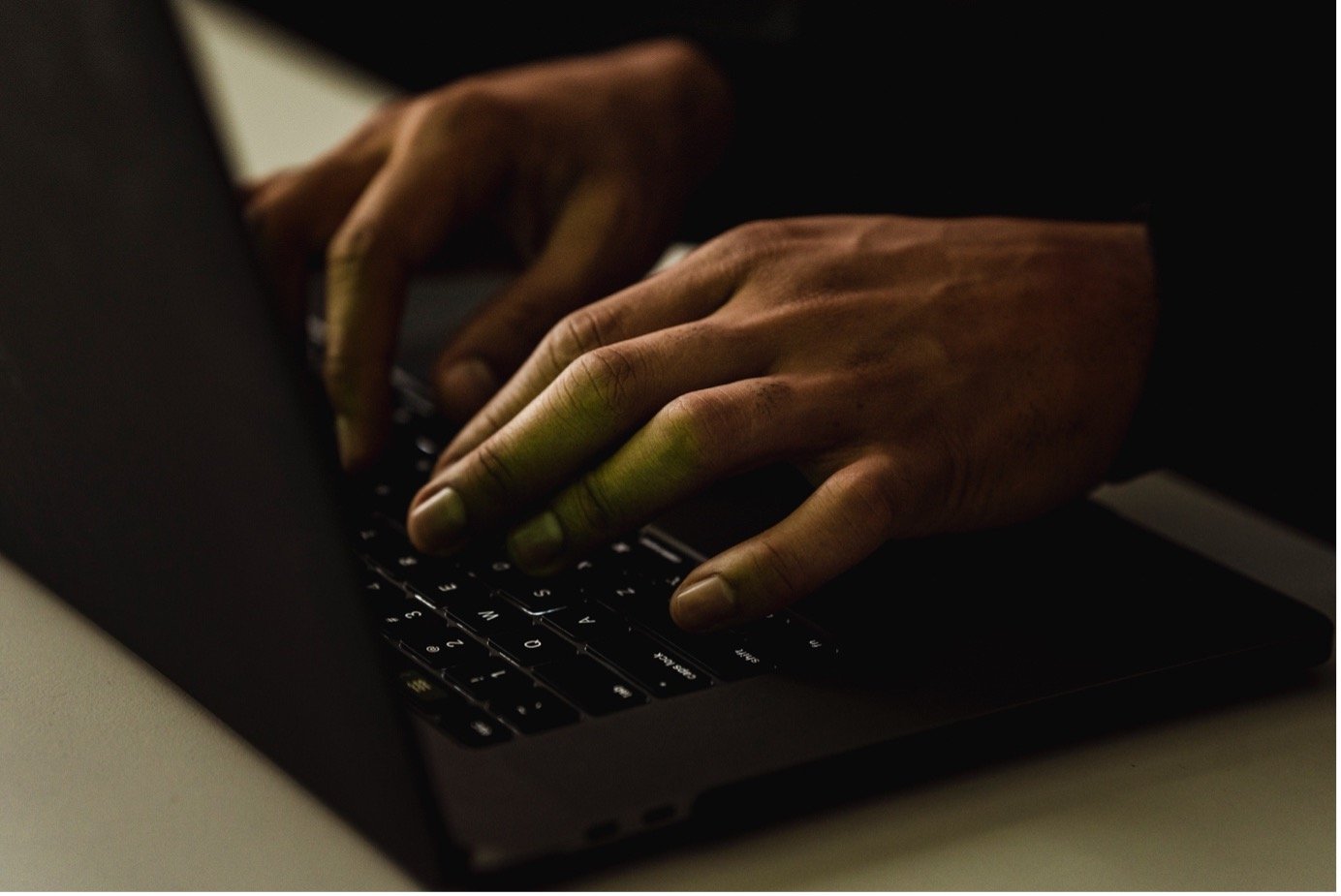 Personne en train d'effectuer le data cleansing pour optimiser la gestion des données