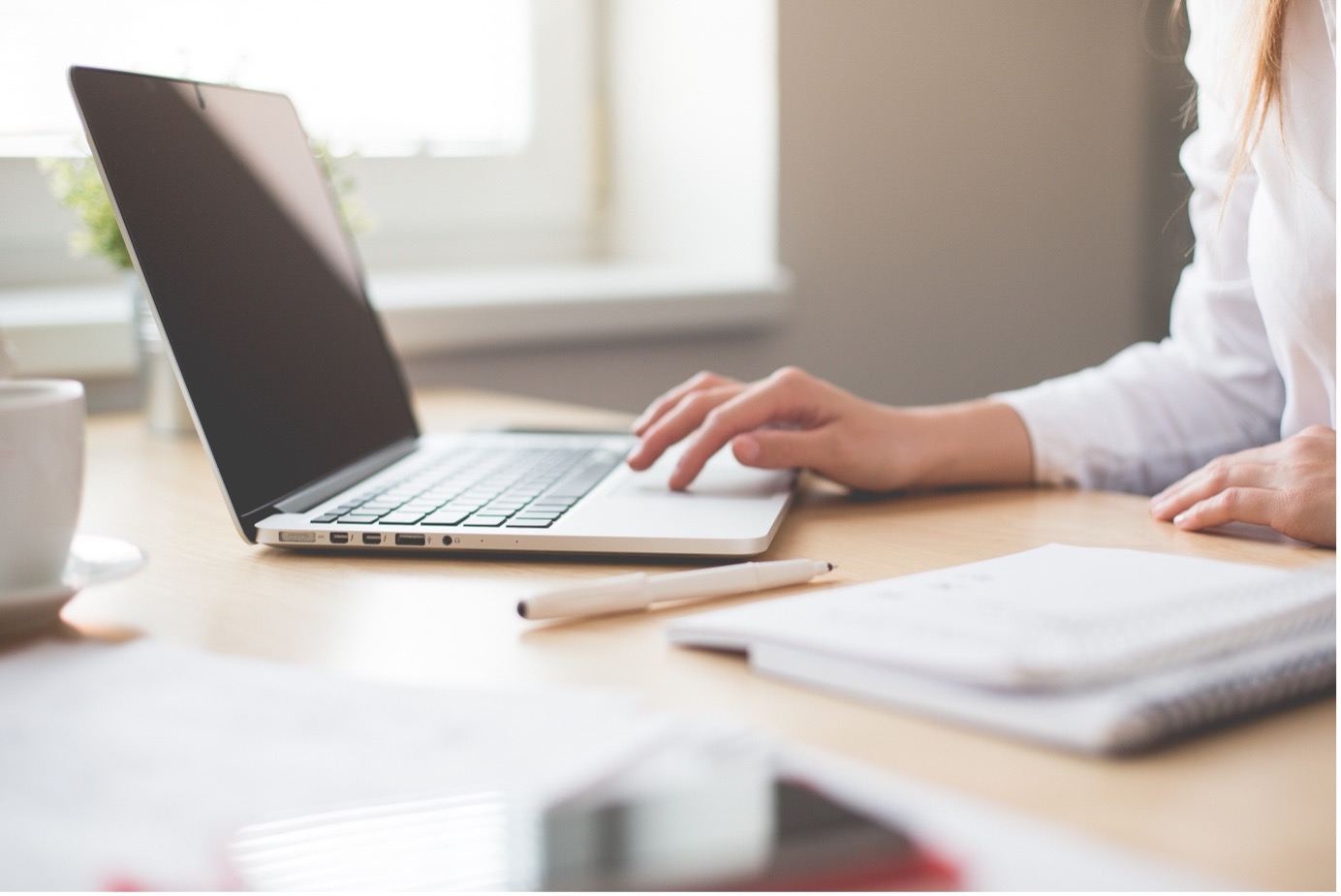 Personne utilisant un outil de monitoring pour son site web