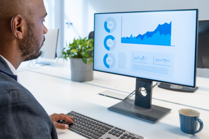 funcionário analisa ROAS de empresa