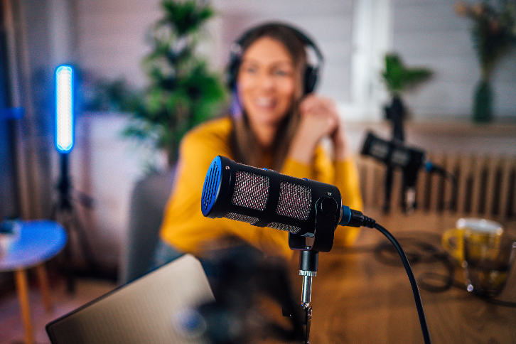 pessoa gravando um podcast