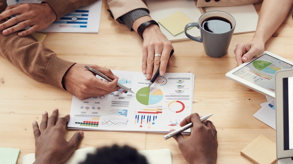 groupe travaillant sur des graphiques marketing