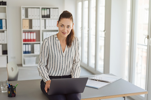 Autoresponder para email: guía completa con 25 herramientas + WhatsApp