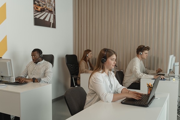 Téléconseillers dans un centre d'appel