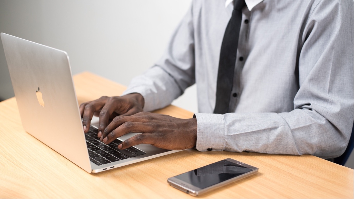 Collaborateur utilisant un logiciel de ticketing