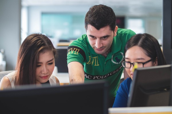 trois collaborateurs en train de créer une formation en ligne
