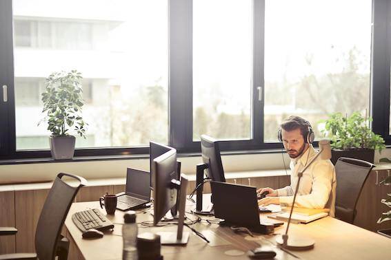 Pratiquer l'écoute réflective en service client : exemples