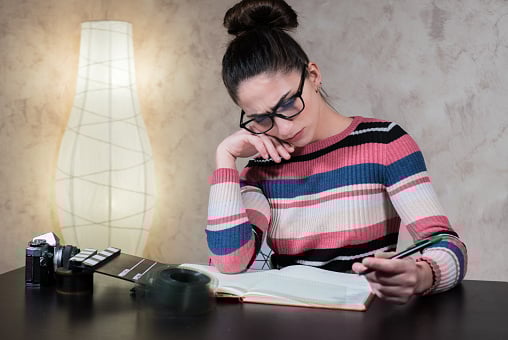 Cómo hacer un guion de video (con ejemplos y guía gratis)