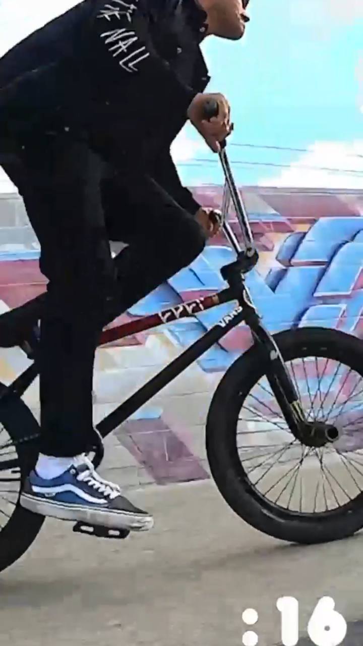 Ideas para tus historias de Instagram: invita a un experto que usa tu producto (Vans Perú)