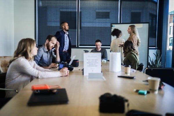 équipe de collaborateurs travaillant leur management de l'innovation