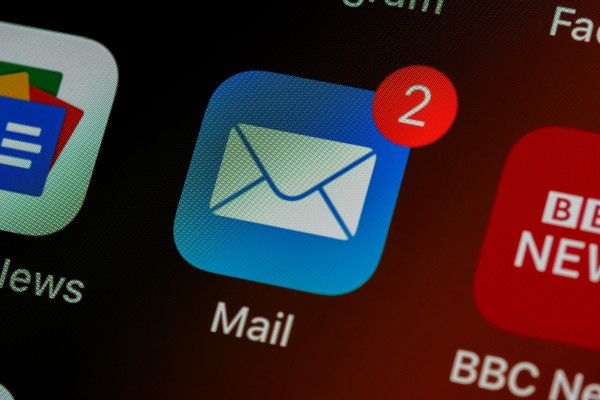 réception d'un email sur un smartphone