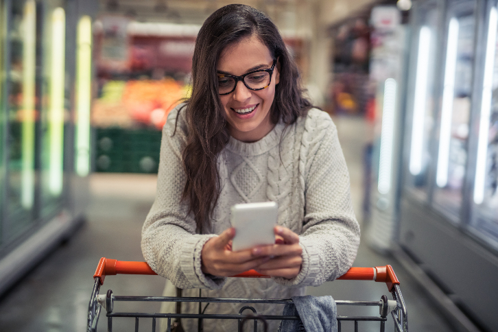 consumidora pesquisa online por informações da loja em que está fazendo compras no momento - um comportamento phygital 