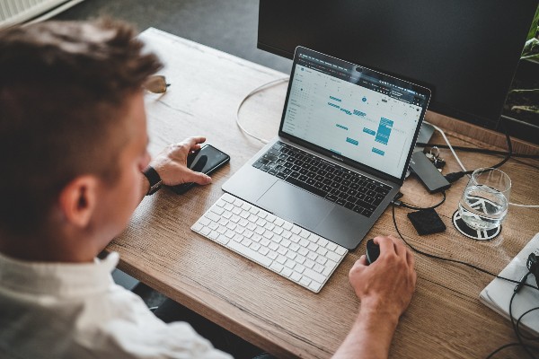 collaborateur consultant son agenda en ligne avant une prise de rendez-vous