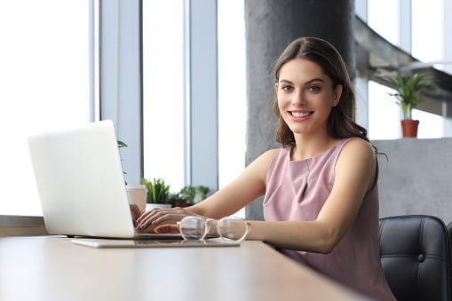 Cómo redactar un correo de seguimiento eficaz (con ejemplos)