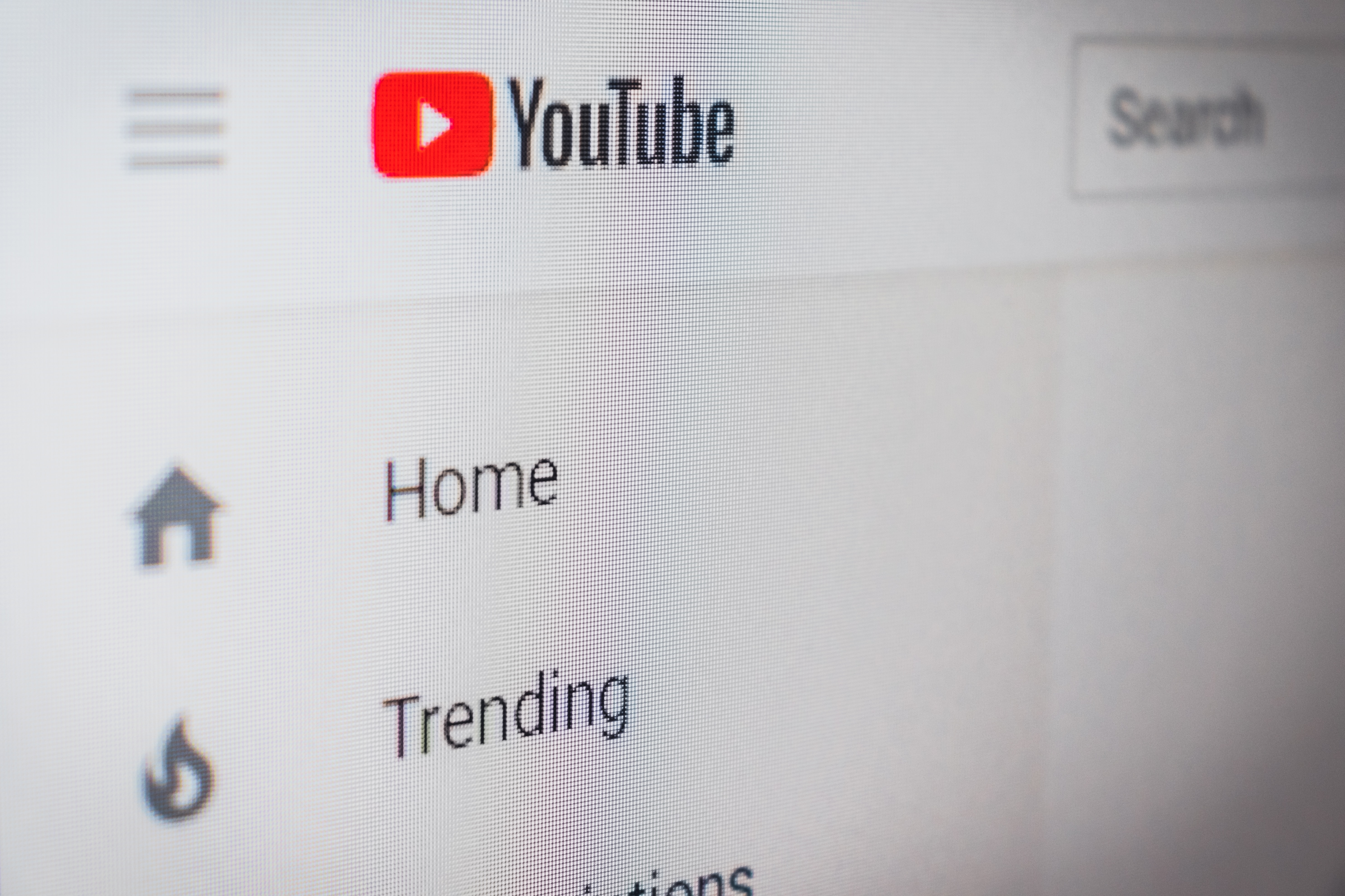 Zoom sur le logo YouTube sur la plateforme de partage de vidéos