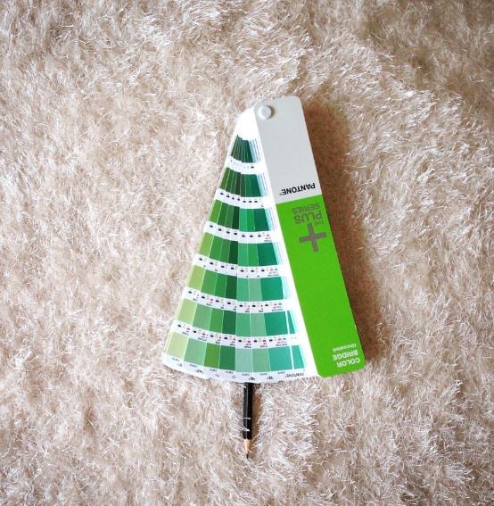 Tarjeta de navidad con arbolito de Pantone