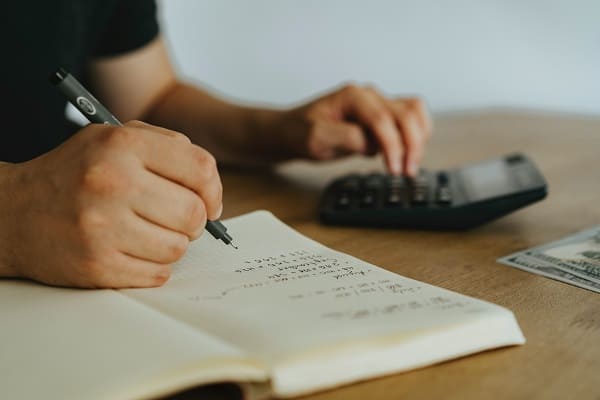 Personne calculant un taux de réachat