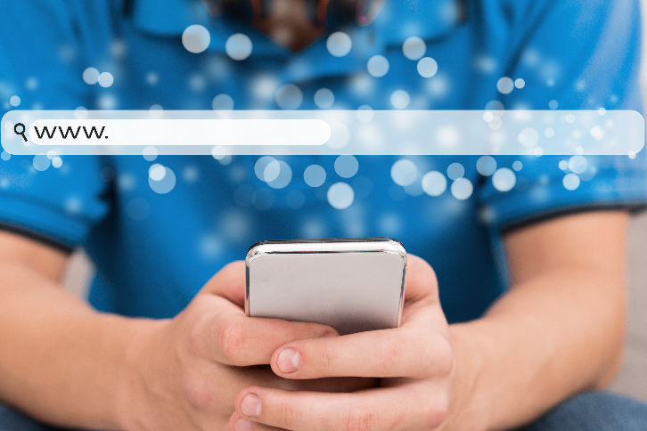 pessoa usa o celular para fazer busca online - grafismos em cima da imagem mostram uma barra de navegação com o texto 