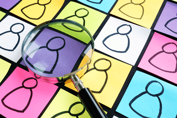 lupe-sucht-nach-social-crm