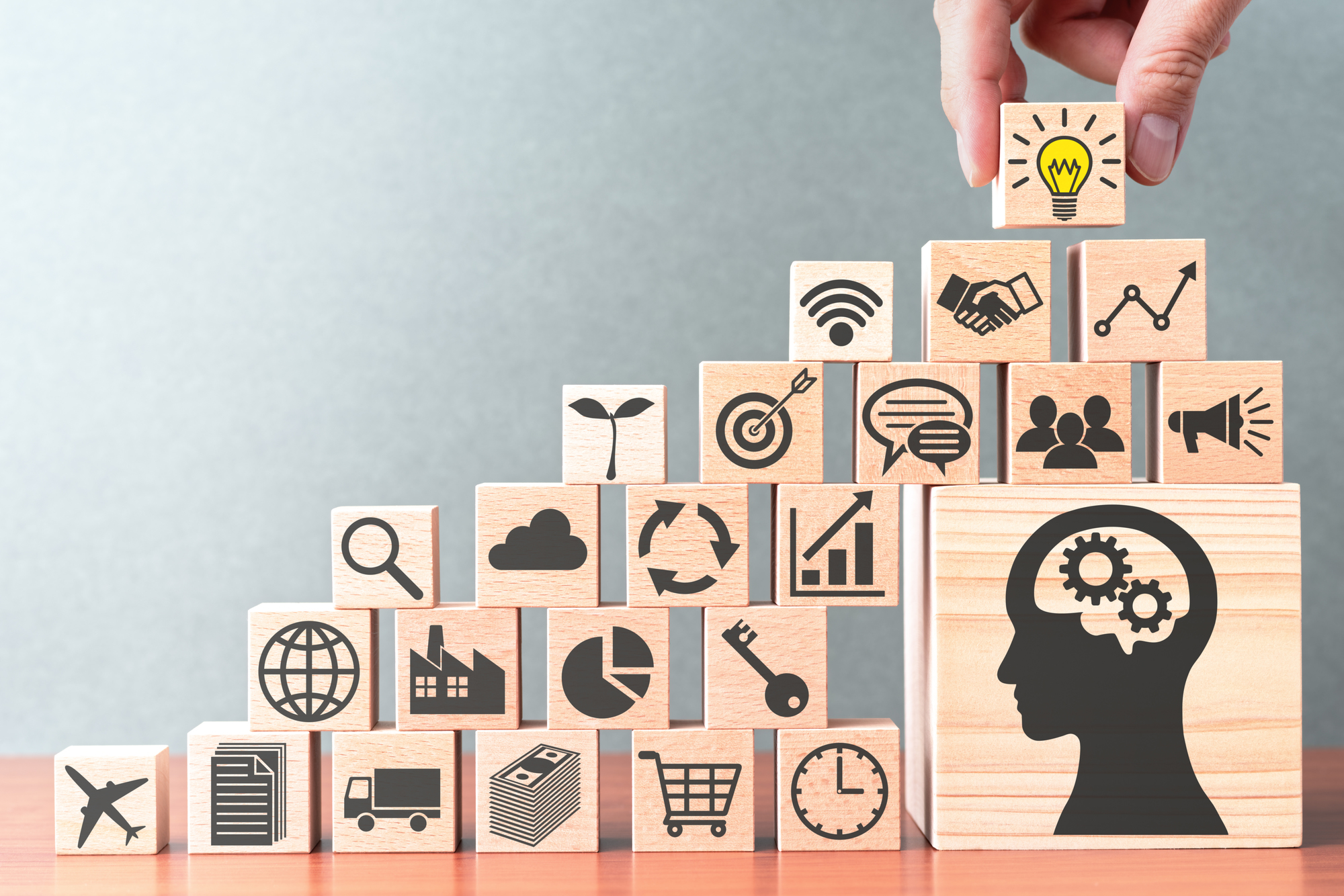 ナレッジマネジメントとは？意味や手法・導入手順をわかりやすく解説