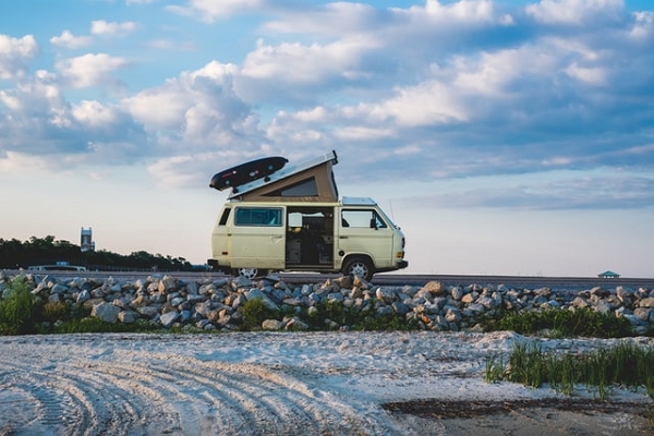 van sur la plage